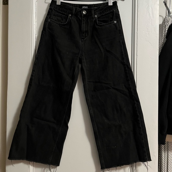 BDG Denim - BDG Black Flood Cropped Wide Leg Jeans
Distressed bottom Hem.
27W 30L